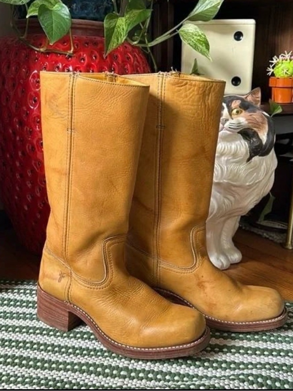 ISO - Looking to BUY modern or vintage FRYE CAMPUS boots! Sizes 6-8 Women’s. 🍂